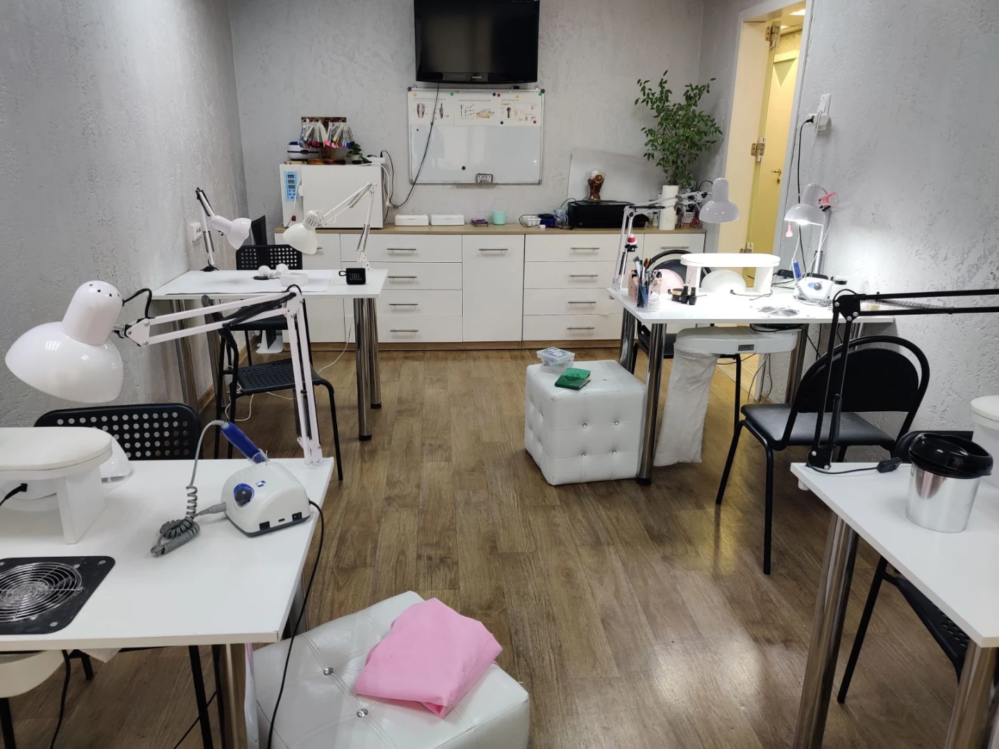Бpeнд кocмeтики + интepнeт-мaгaзин + шкoлa маникюра